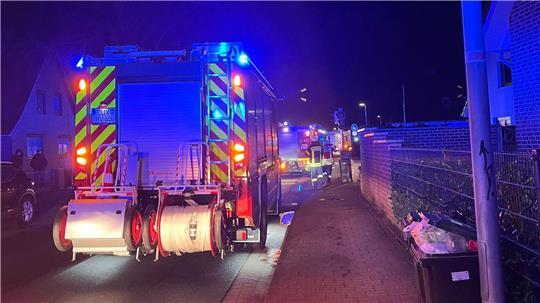 Die Feuerwehr rückte mit einem Großaufgebot zu dem Mehrparteienhaus aus. 