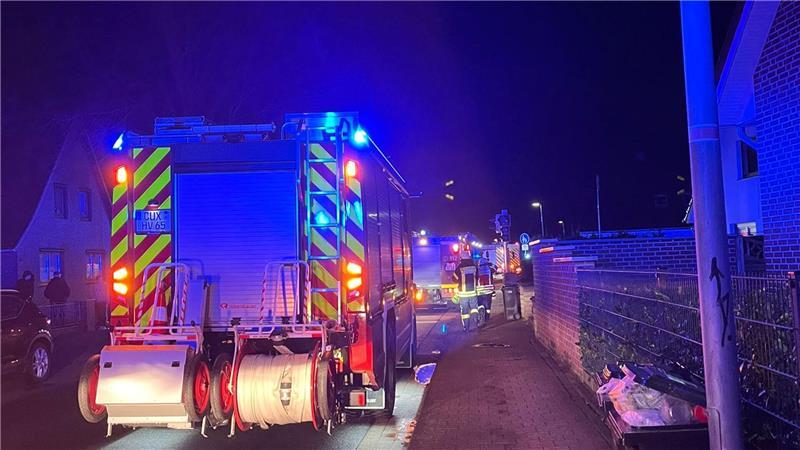 Tödlicher Unfall auf A7: Beifahrer stirbt Die Feuerwehr rückte mit einem Großaufgebot zu dem Mehrparteienhaus aus.