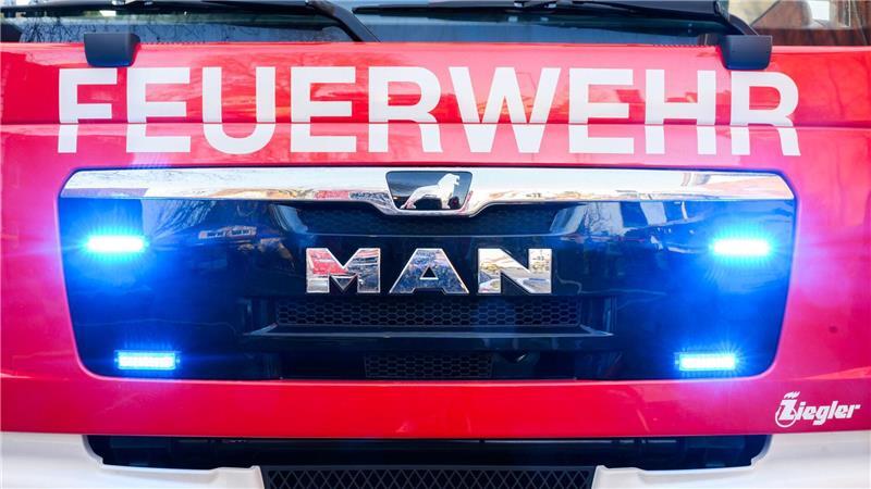 Die Feuerwehr rückte mit mehr als 70 Einsatzkräften zu dem Unfall aus. (Symbolbild)