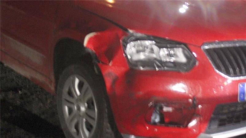 Unfall in Ahrensmoor: Skoda rammt Audi auf L127 Die Feuerwehr rückte zu einem Unfall auf der L127 aus.
