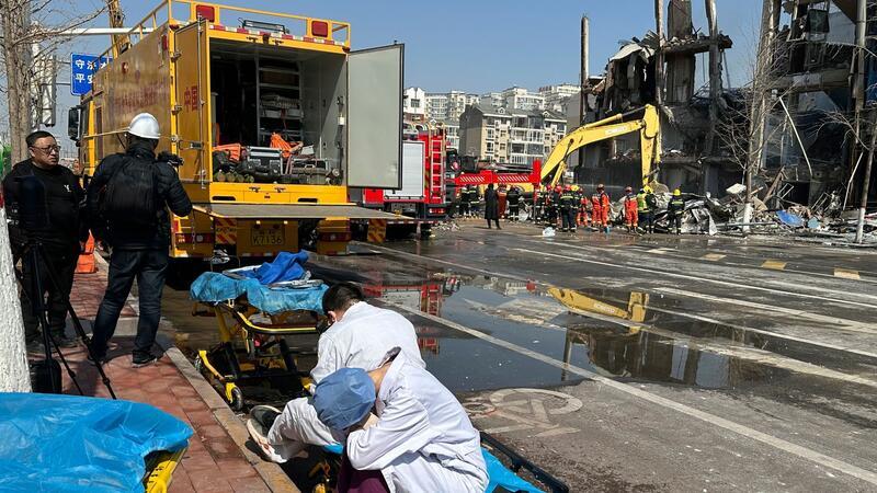 Zahl der Todesopfer nach Explosion in China steigt weiter Die Feuerwehr schickte nach eigenen Angaben mehr als 150 Rettungskräfte zum Unfallort.