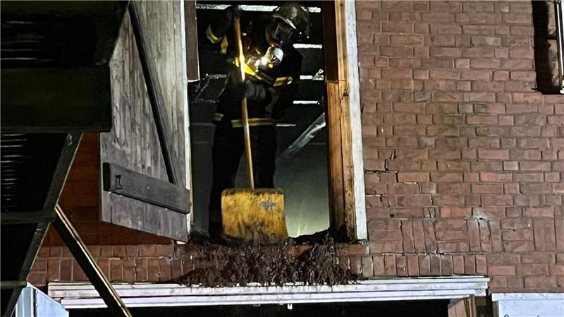 150 Feuerwehrleute retten Altländer Kulturerbe: Chronik der Jorker Feuernacht Die Feuerwehr schiebt den abgelöschten Torf aus den Zwischendecken aus dem Haus.