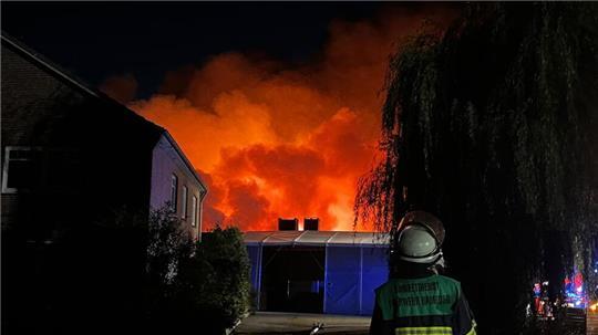 Die Feuerwehr schützte das nahe Wohnhaus mit Wasserwerfern.