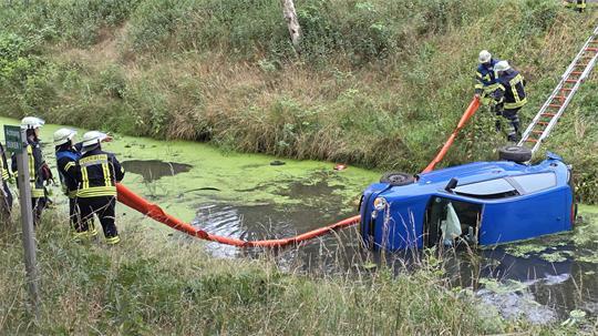 Die Feuerwehr setzt eine Ölsperre, nachdem ein Auto in den Oste-Hamme-Kanal gestürzt ist.