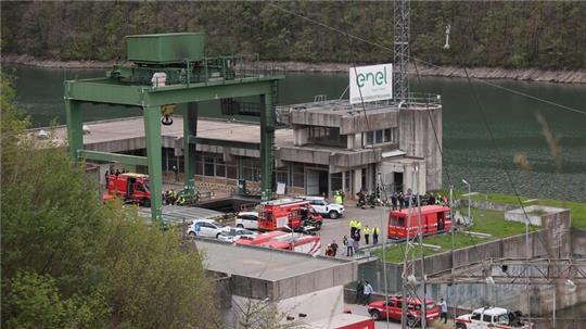Die Feuerwehr sichert am 9. April den Ort der Explosion an einem Wasserkraftwerk am Stausee von Suviana ab.