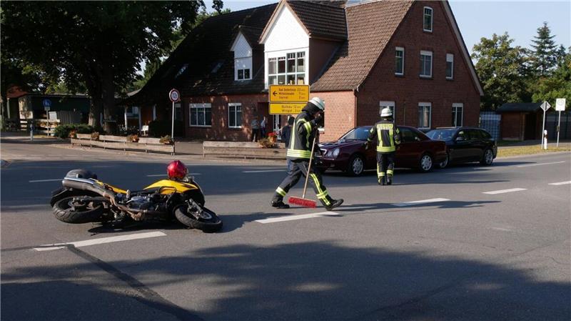 Die Feuerwehr sichert die Unfallstelle in Hemmoor, beseitigt ausgelaufene Betriebsstoffe und reinigt die Fahrbahn.