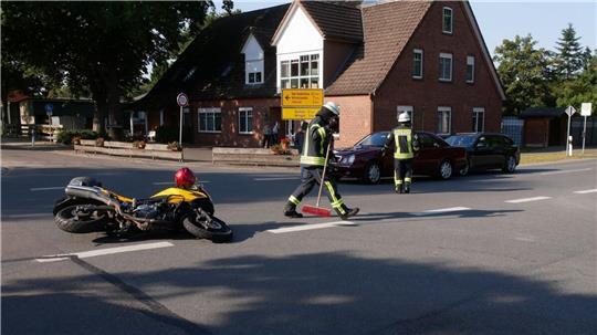 Die Feuerwehr sichert die Unfallstelle in Hemmoor, beseitigt ausgelaufene Betriebsstoffe und reinigt die Fahrbahn.