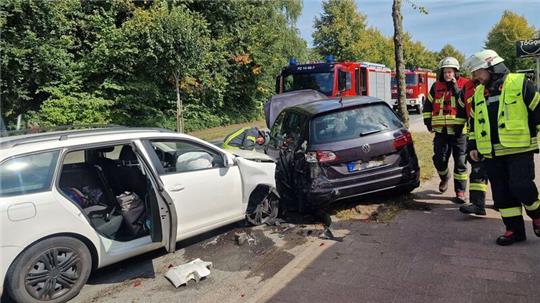 Die Feuerwehr sichert die Unfallstelle und entfernt auslaufende Betriebsstoffe.