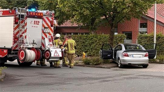 Die Feuerwehr sicherte am Freitag die Unfallstelle auf dem Parkplatz des Loxstedter Rathauses. 
