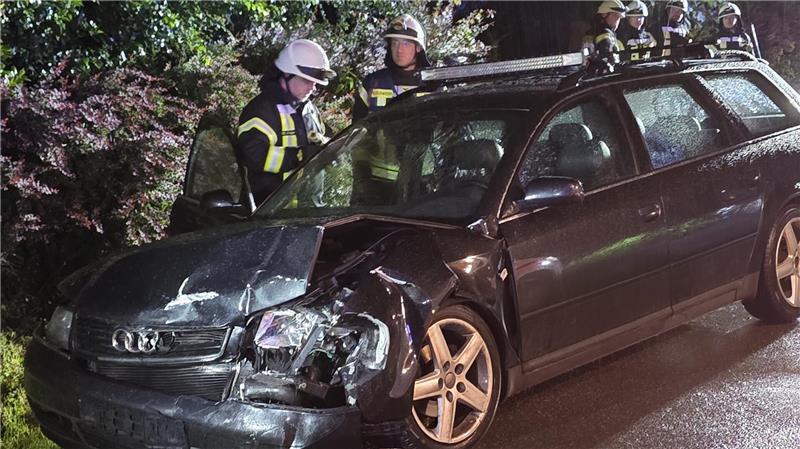 Die Feuerwehr sicherte die Einsatzstelle und nahm auslaufende Betriebsstoffe auf.