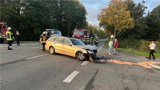 Die Feuerwehr sicherte die Unfallstelle und beseitigte Betriebsstoffe des Unfallwagens.