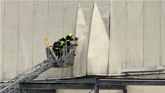 Die Feuerwehr sicherte die lose Blechverkleidung vorerst provisorisch.