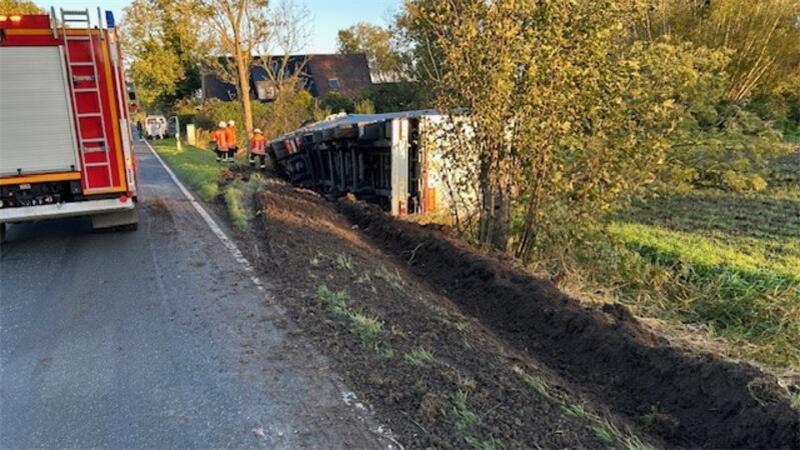 Lkw stürzt auf L111 in Wischhafen in Graben – Verkehrsbehinderungen möglich Die Feuerwehr sicherte zunächst die Unfallstelle auf der L111 ab.