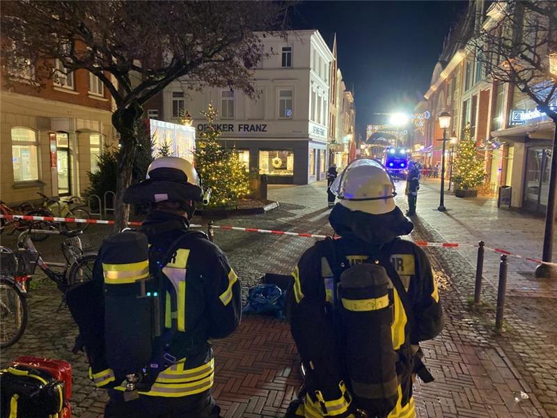 Die Feuerwehr sperrte den Bereich zwischen Breite Straße und Lange Straße weiträumig ab. Foto: Vasel