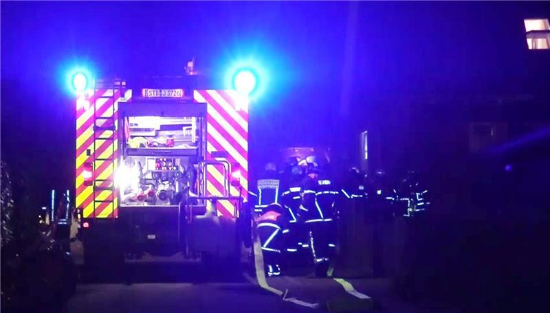 Die Feuerwehr stellte den Brandschutz an dem Haus sicher.