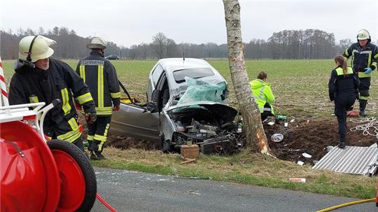 Die Feuerwehr stellte den auf der Fahrerseite gelandeten VW Polo wieder auf.