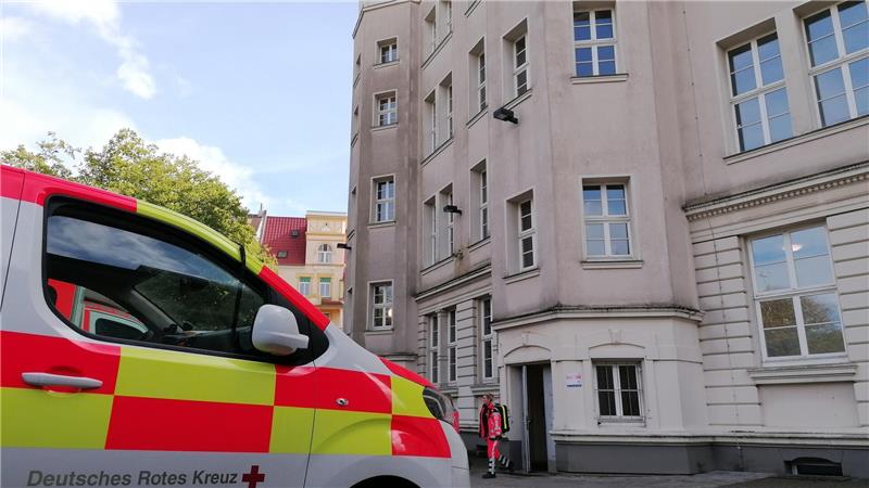 17-Jähriger stürzt an Bremerhavener Gymnasium in den Tod Die Feuerwehr und das DRK betreuten einige Schüler nach einem tragischen Unglück am Lloyd Gymnasium. Foto: Hanke