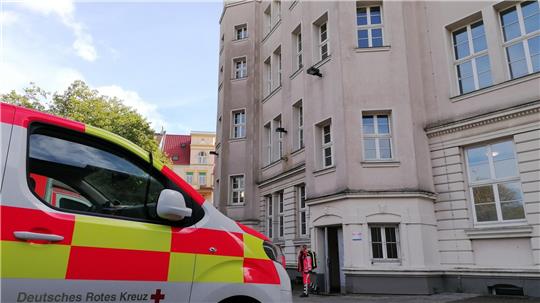 Die Feuerwehr und das DRK betreuten einige Schüler nach einem tragischen Unglück am Lloyd Gymnasium. Foto: Hanke