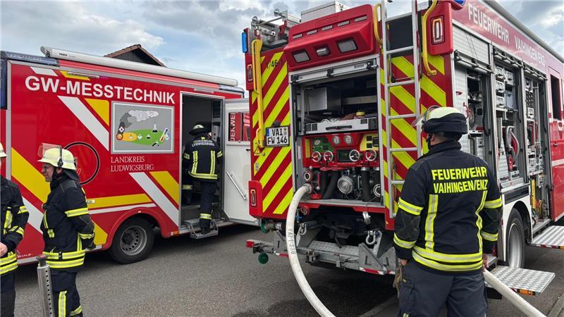 Die Feuerwehr und die Polizei waren mit zahlreichen Kräften vor Ort - der Bereich um den Fundort wurde weiträumig abgesperrt. 