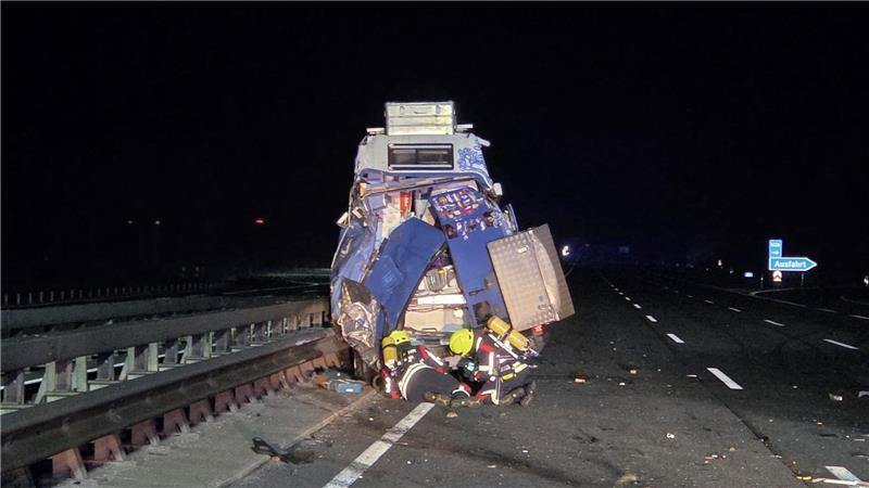 Wohnmobil überschlägt sich auf A27 – Karambolage auf A1 Die Feuerwehr unter Atemschutz an einem beschädigten Fahrzeug.