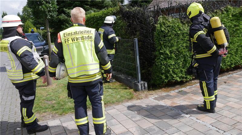 Anwohner will Unkraut vernichten - und setzt seine Hecke in Brand Die Feuerwehr untersucht den Einsatzort mit einer Wärmebildkamera auf Glutnester.