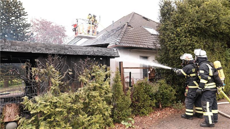 Die Feuerwehr verhinderte in Burweg, dass die Flammen aufs Haus überschlugen.