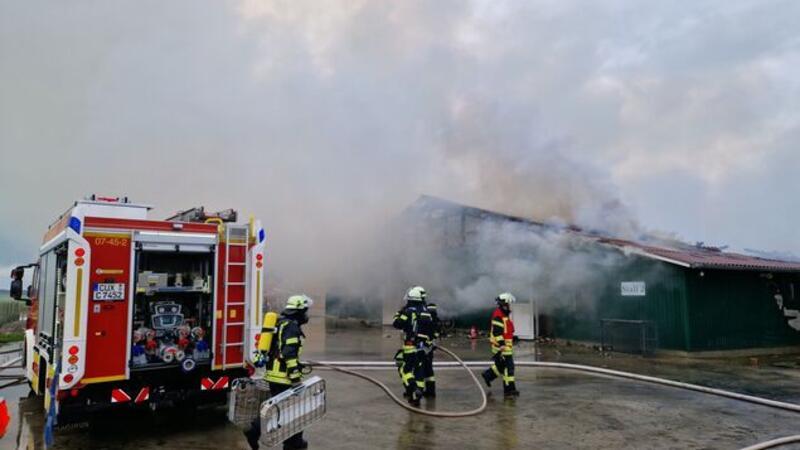 Die Feuerwehr versucht, die Flammen einzudämmen und eine weitere Ausbreitung zu verhindern.