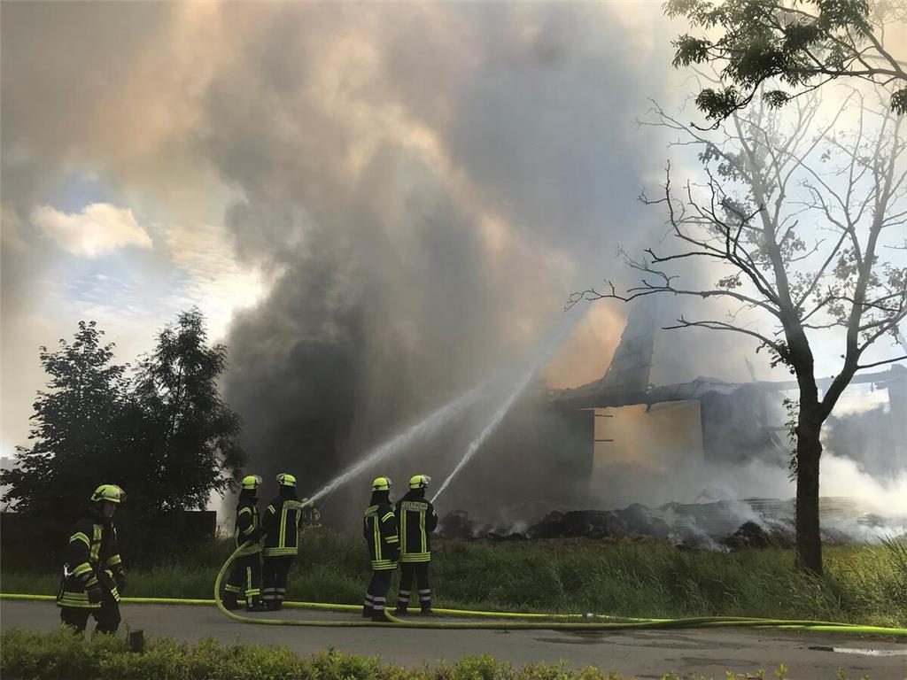 Die Feuerwehr versucht, mit viel Wasser das Feuer zu löschen.