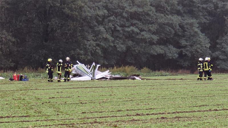 Drei Tote bei Absturz von Kleinflugzeug im Rheinland Die Feuerwehr war am Vormittag rund um das Wrack eines abgestürzten Kleinflugzeugs im Einsatz.