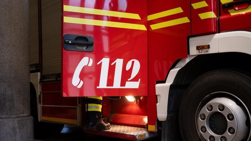 Großbrand in Kiel – Explosionen bei Feuer in Gewerbebetrieb Die Feuerwehr war mit 120 Kräften und 30 Fahrzeugen im Einsatz, um den Brand der Lagerhalle einzudämmen. (Symbolbild)