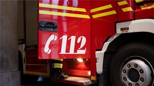 Die Feuerwehr war mit 120 Kräften und 30 Fahrzeugen im Einsatz, um den Brand der Lagerhalle einzudämmen. (Symbolbild)
