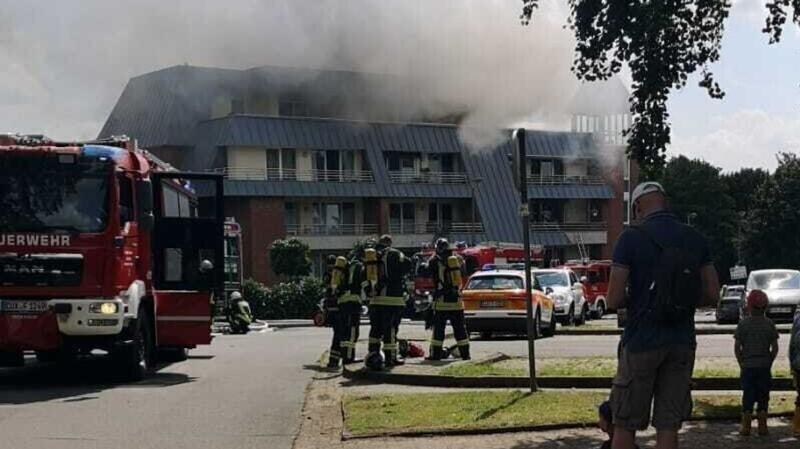 Die Feuerwehr war mit einem großen Aufgebot im Einsatz, um das Feuer unter Kontrolle zu bringen.