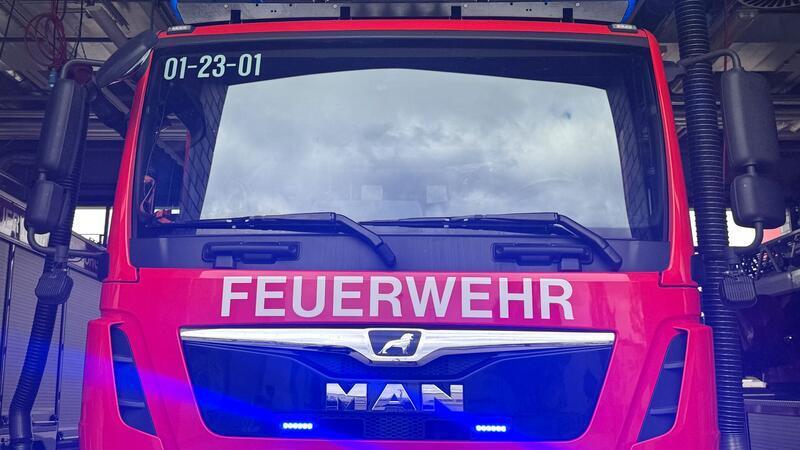 Die Feuerwehr war mit einer Drehleiter im Einsatz (Symbolbild).