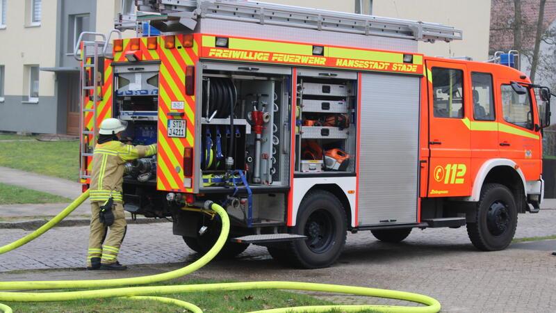 Die Feuerwehr war mit etwa 25 Kräften in Stade-Hahle vor Ort.