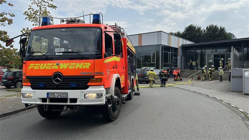 Brand im Stader Kino Cinestar Ein Feuerwehrfahrzeug steht vor dem Kino in Stade.