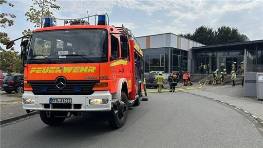 Ein Feuerwehrfahrzeug steht vor dem Kino in Stade.