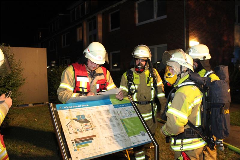 Wohnungsbrand in Stade löst dramatische Rettungsaktion aus Die Feuerwehr war mit etwa 80 Einsatzkräften vor Ort. Foto: Braun/Feuerwehr Stade