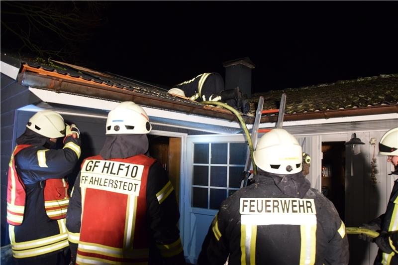 Feuer in Werkstatt in Ahlerstedt – Anwohner retten Kaninchen Die Feuerwehr war mit insgesamt 30 Ehrenamtlichen im Einsatz. Foto: Battmer