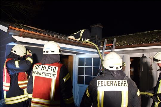 Die Feuerwehr war mit insgesamt 30 Ehrenamtlichen im Einsatz. Foto: Battmer