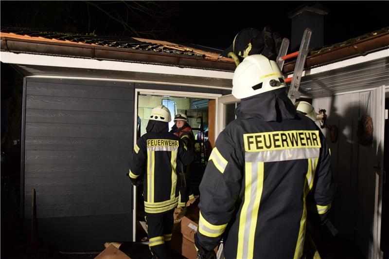 Feuer in Werkstatt in Ahlerstedt – Anwohner retten Kaninchen Die Feuerwehr war mit insgesamt 30 Ehrenamtlichen im Einsatz. Foto: Battmer