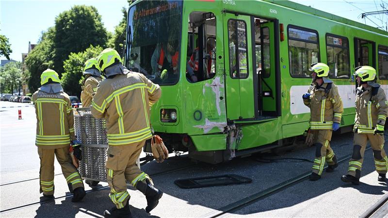 Stadtbahnen stoßen zusammen ‒ Zweistellige Zahl Verletzter Die Feuerwehr war mit zahlreichen Kräften vor Ort, darunter auch mit einem Großraumrettungswagen.