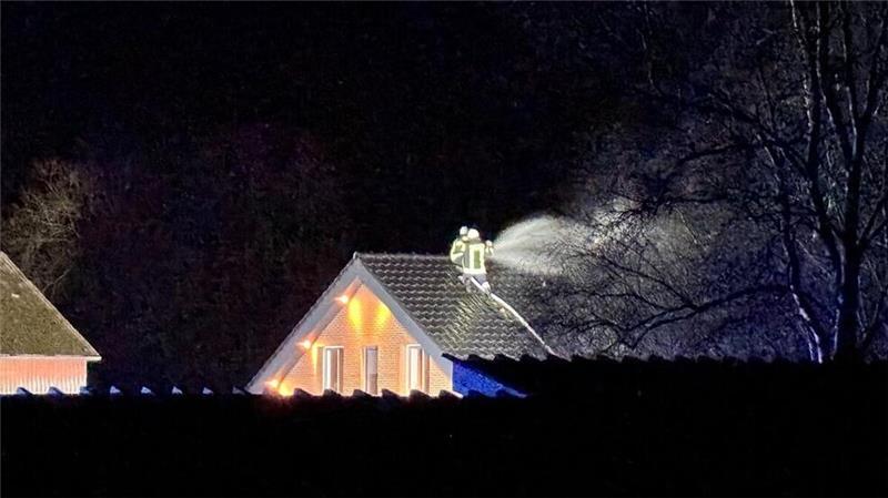 Einsatz am Abend: Feuerwehr rückt zu Schornsteinbrand aus Die Feuerwehr war schnell vor Ort und konnte den Brand schnell unter Kontrolle bringen.