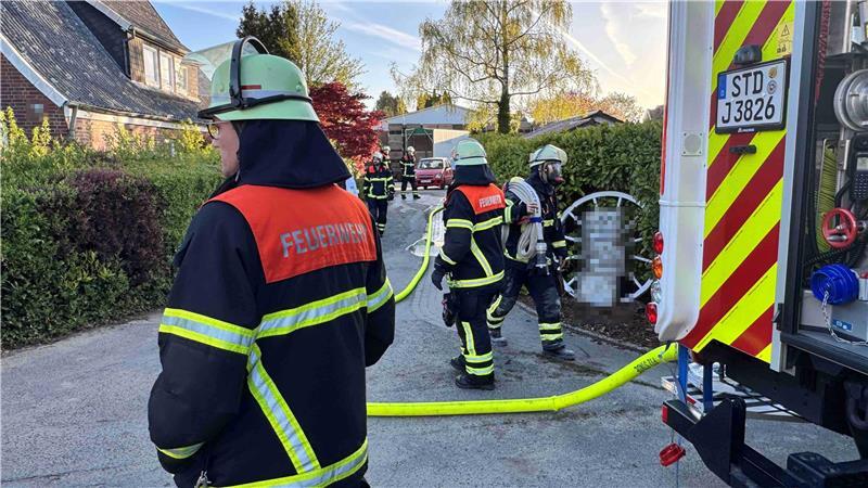 Einsatzkräfte der Feuerwehr beim Einsatz in Grünendeich am 26. April 2026.