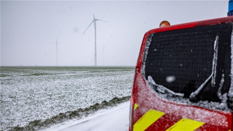 Die Feuerwehr wartet darauf, dass der abgeknickte Windrad-Flügel von selbst abfällt. 