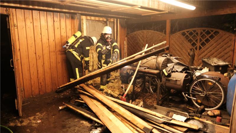 Dichter Rauch über Burweg: Carport brennt Die Feuerwehren Burweg, Blumenthal, Himmelpforten und Oldendorf waren im Einsatz.