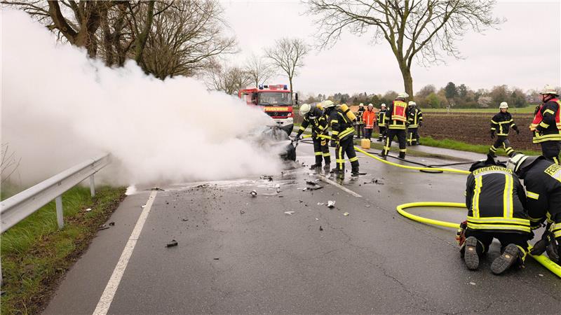 Nach Treckerunfall: Auto brennt auf B73 in Burweg aus Die Feuerwehren Burweg und Oldendorf rückten mit vierzig Einsatzkräften und vier Einsatzfahrzeugen zur Brandbekämpfung und Hilfeleistung aus. Foto: Rolf Hillyer-Funke / Feuerwehren Samtgemeinde Oldendorf-Himmelpforten