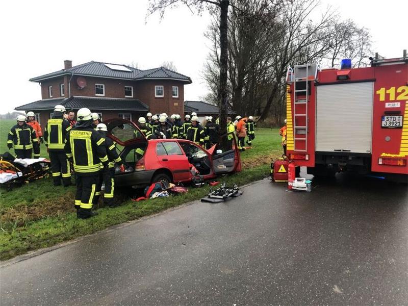 Seniorin prallt mit Auto in Balje gegen Baum – Schwerverletzt Die Feuerwehren Nordkehdingen waren mit einem Großaufgebot vor Ort. Foto: Feuerwehr