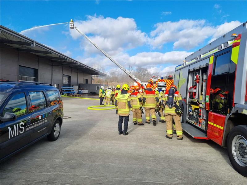 500.000 Euro Schaden nach Brand einer Photovoltaikanlage in Stade-Ottenbeck Die Feuerwehren Stade, Wiepenkathen, Hagen, Harsefeld und vom Airbus-Werk rückten aus. Foto: Polizei