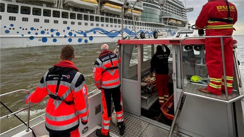 Die Feuerwehren Stade und Bützfleth sowie die DLRG eilen einer verletzten Kreuzfahrt-Passagierin zur Hilfe.