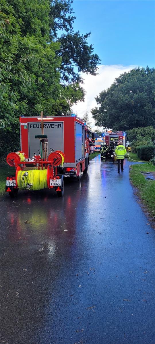 Die Feuerwehren aus Apensen, Sauensiek, Beckdorf, Wiegersen und Goldbeck waren nach dem Blitzschlag im Einsatz. Foto: Feuerwehr SG Apensen